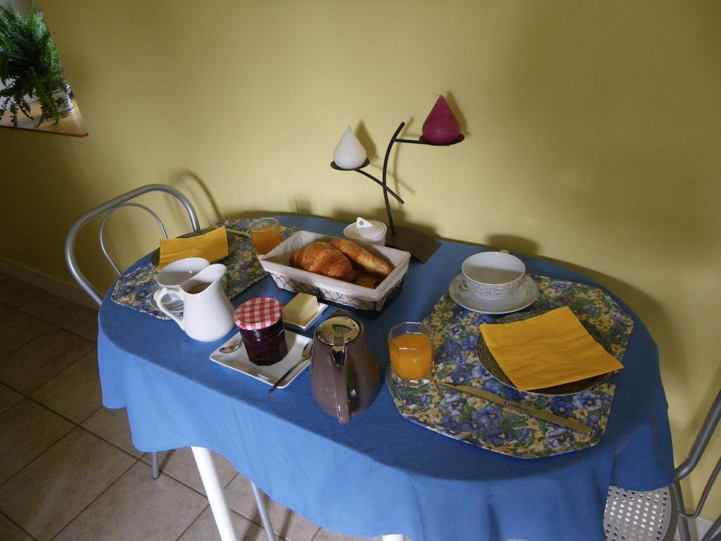 La Petite Varenne Turny Room photo